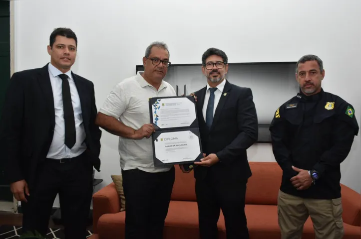 O agente rodoviário federal Fábio Serravalle, o vereador Carlos Muniz, o superintendente da PRF na Bahia, Virgílio Tourinho, e superintendente Executivo da PRF/BA, Sérgio Freitas