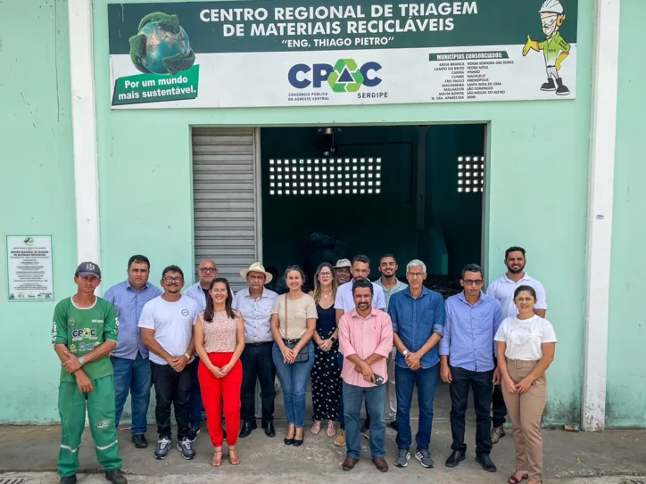 De vermelho, Erika Seixas no Centro de regional de Triagem de Materiais Recicláveis