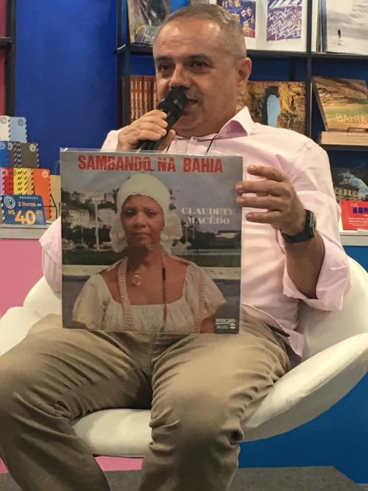 Jornalista prestou homenagem à sambista na Bienal do Livro, em Salvador