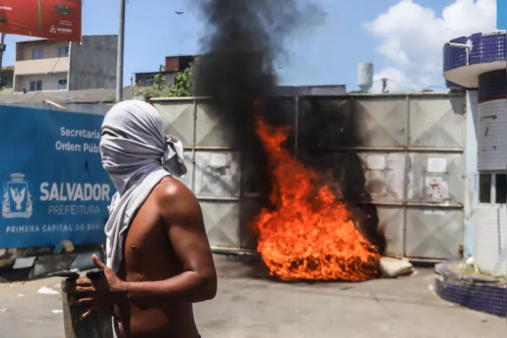 Manifestantes atearam fogo em colchão próximo a portão de entrada do órgão