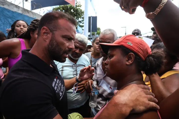 Maurício Lima, diretor-geral da GCM, conversa com manifestante