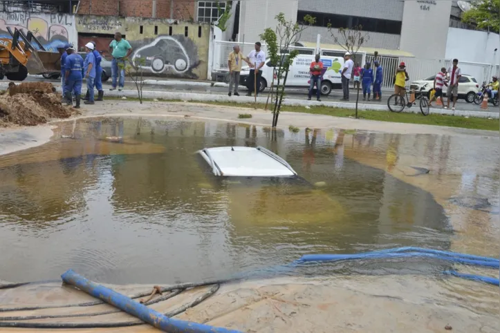 Carro ficou totalmente submerso em cratera