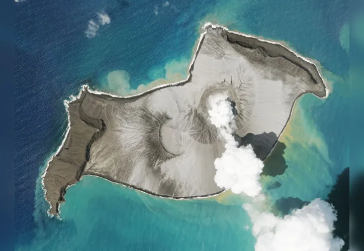 Imagem de satélite com a erupção do vulcão Hunga Tonga-Hunga-Ha’apai numa ilha do arquipélago de Tonga