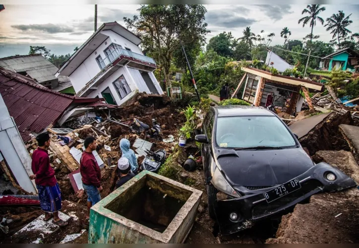 Terremoto na Indonésia deixa 321 mortos e 11 desaparecidos