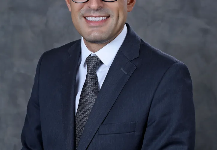 Advogado Renato Bastos, Pós-graduado em Direito da Economia e da Empresa pela Fundação Getúlio Vargas