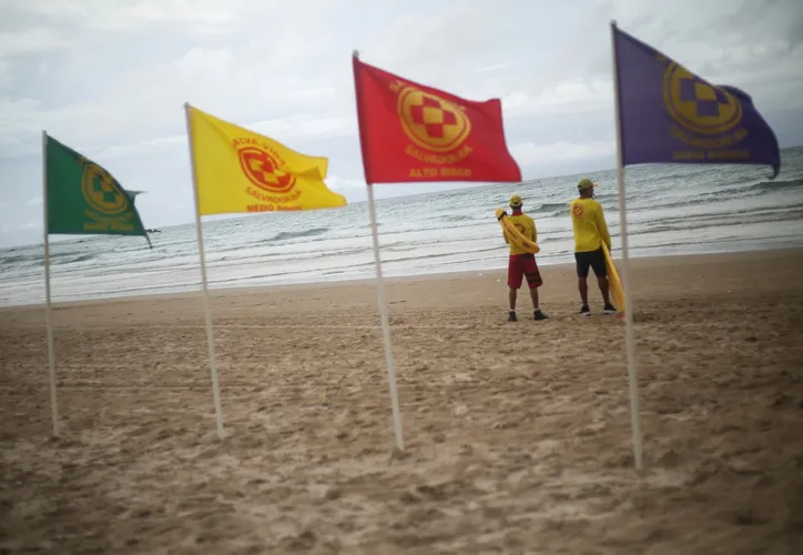 Bandeiras sinalizam perigos e riscos nas praias