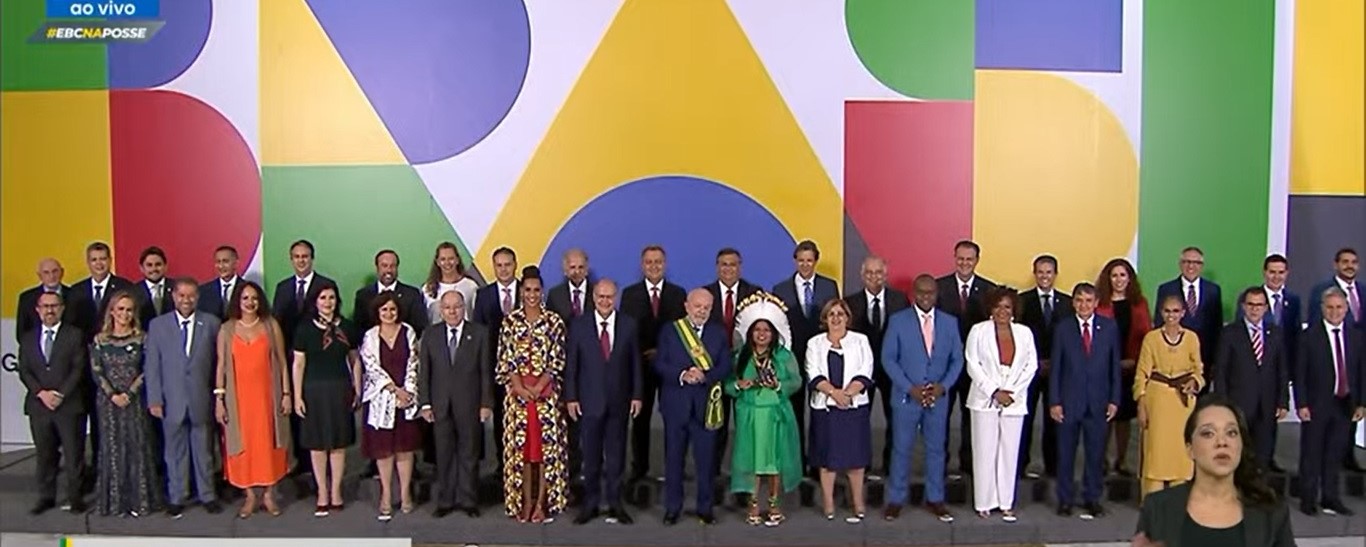 Lula e os 37 ministros nomeados neste domingo, 1º