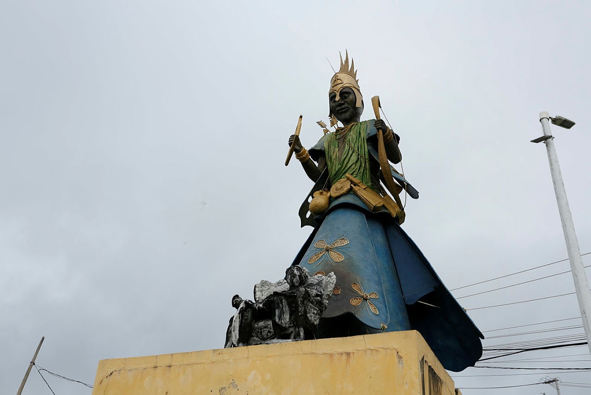 No dia 4 de dezembro, a estátua em homenagem à Mãe Stella de Oxóssi amanheceu incendiada