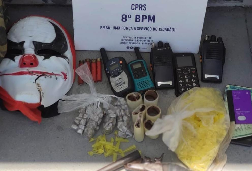 Com os suspeitos foram encontrados um revólver, rádios comunicadores e uma máscara de palhaço