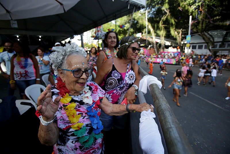 Secretaria promove três camarotes no circuito da festa para receber idosos e pessoas com deficiência, previamente cadastrados