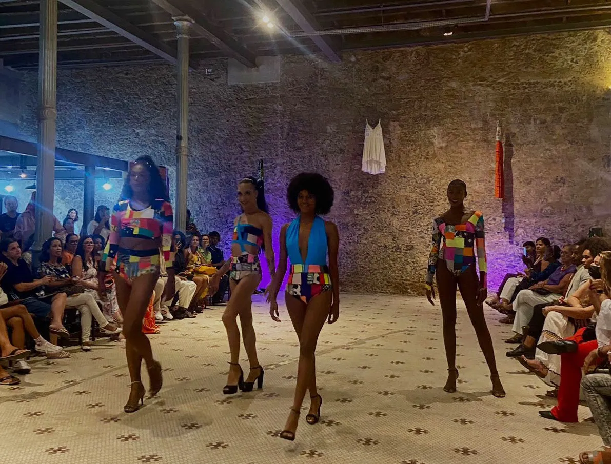 Desfile realizado com peças de 6 designers baianas, tendo como modelos as jovens do projeto social Fashion Guetto
