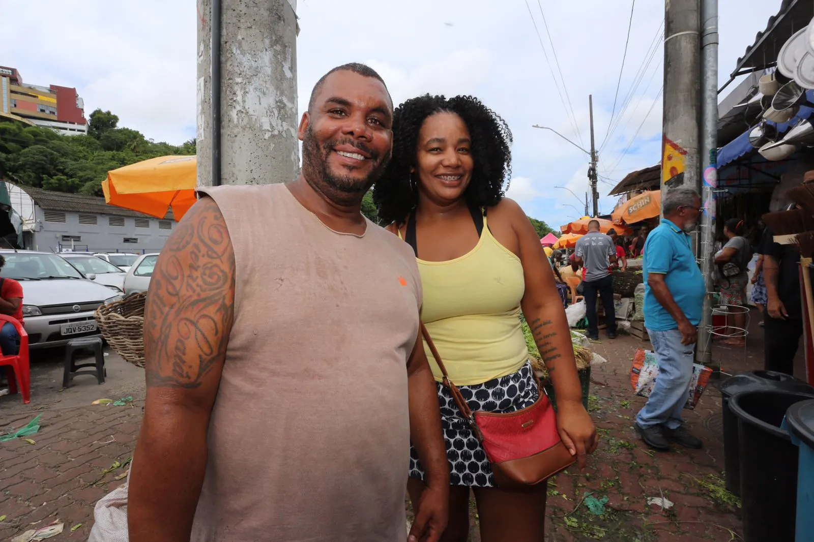 Péricles de Jesus e Sandra Nascimento fazem compras na Feira de São Joaquim