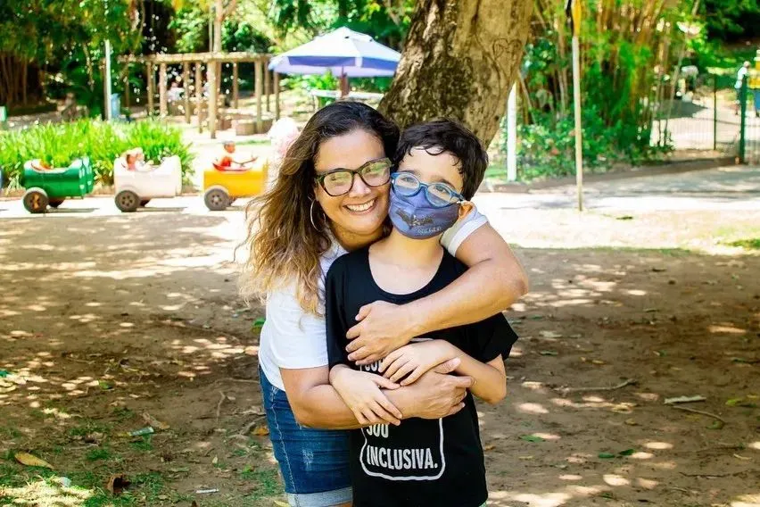 A presidente da Associação Mães Autismo, Maíra Cavalcante, de 48 anos, e seu filho Gabriel, de 10