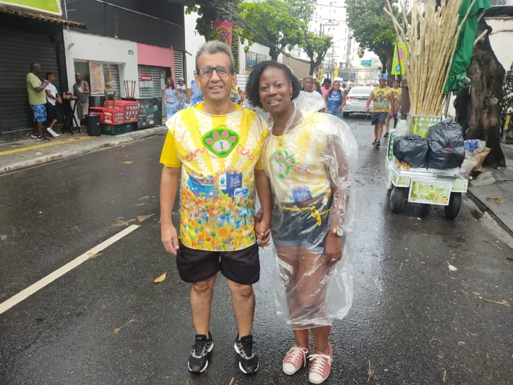 Ana Cristina e Gilmar pretendem seguir na folia, mesmo sob chuva