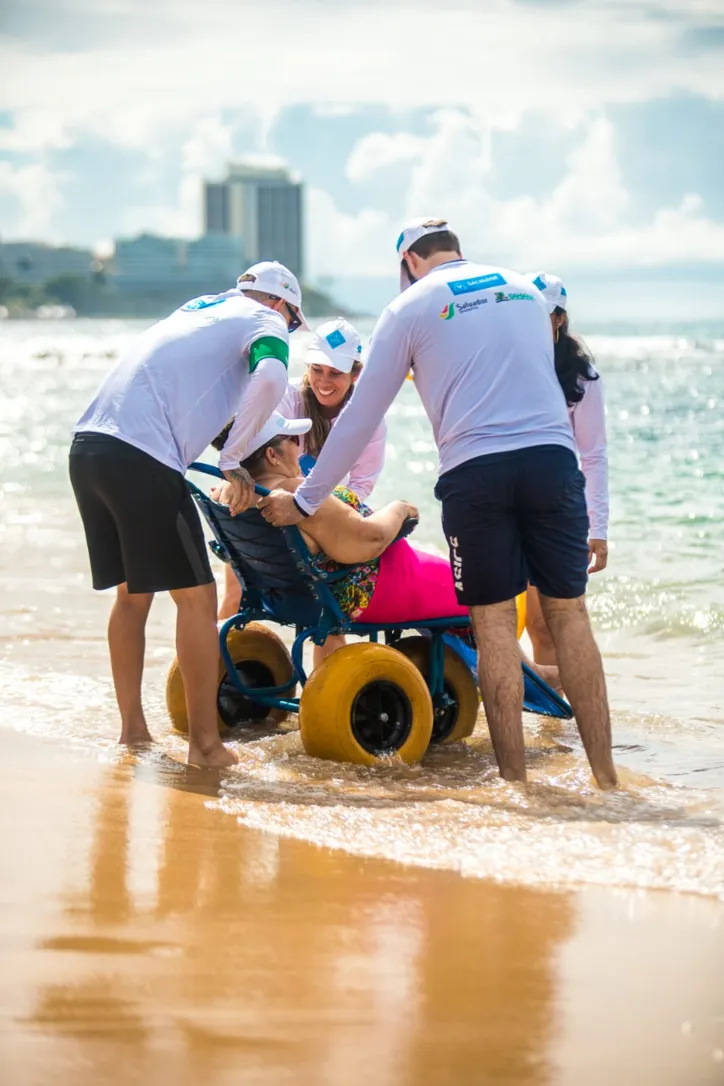 Voluntários treinados por dia, que fazem acontecer o banho de mar assistido