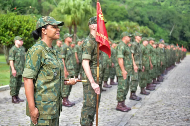 A Capitã-Tenente (AFN) Débora Ferreira atualmente é Comandante de Bateria no Batalhão de Artilharia de Fuzileiros Navais