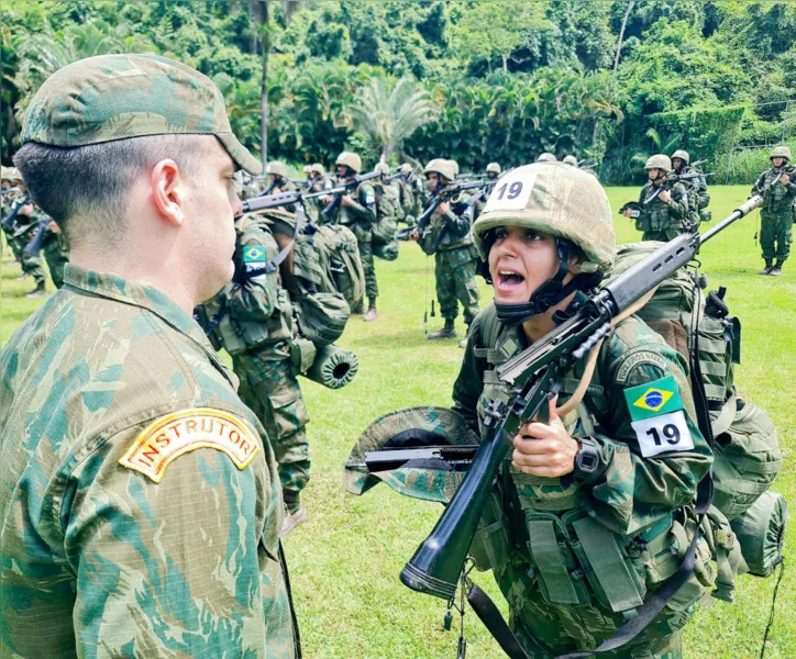 A Guarda Marinha Helena de Souza Monteiro é a primeira mulher aspirante Fuzileiro Naval da Marinha do Brasil