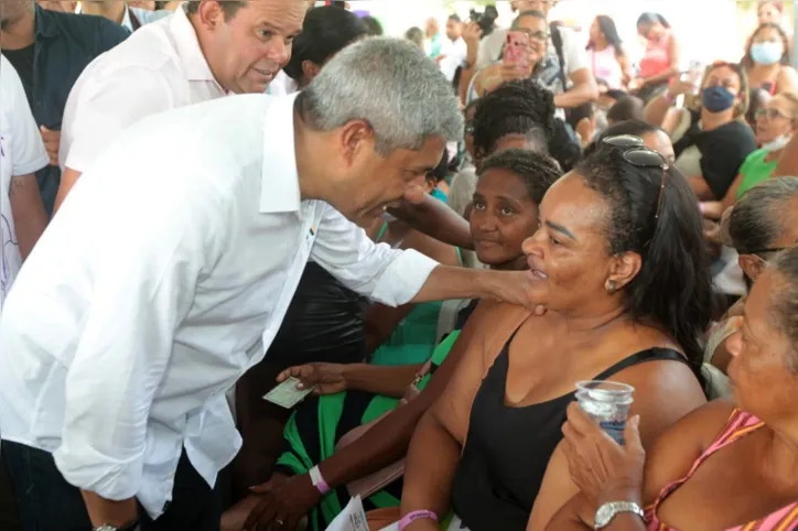 Governador Jerônimo Rodrigues visitando a Feira Março Mulher