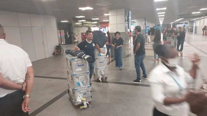 Apenas os funcionários do estafe do clube foram vistos transportando equipamentos no portão de desembarque