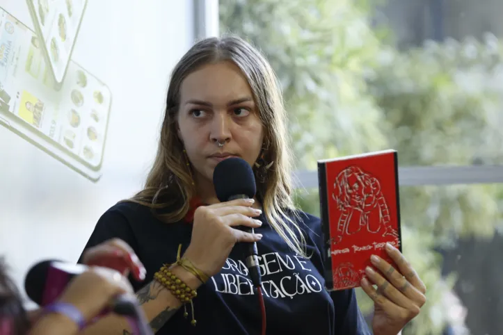 Tertuliana Lustosa é cantora da banda "A Travestis", formada em História da Arte e mestranda Cultura e Sociedade