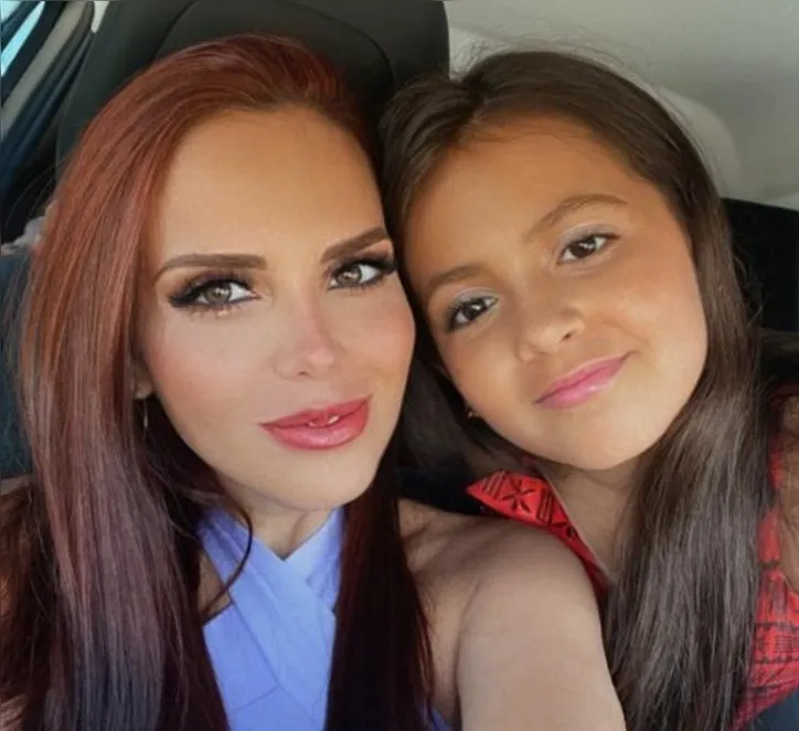 A bancária Carolina Alves e sua filha