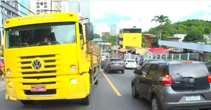 Imagem ilustrativa da imagem Caminhão perde freio e causa acidente com outros cinco carros no Stiep