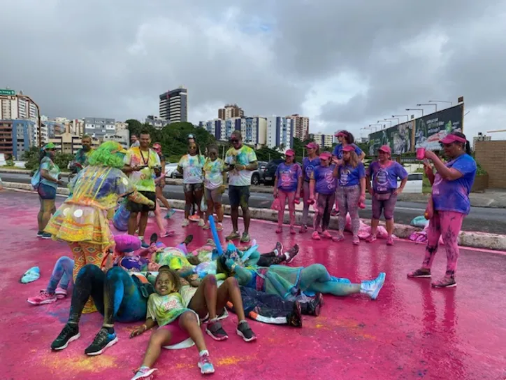 Os voluntários fizeram a festa dos competidores, espalhando o pó colorido