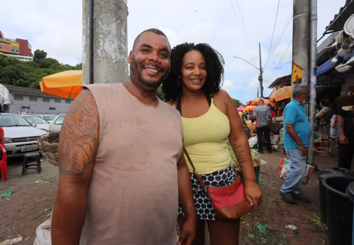 Péricles de Jesus e Sandra Nascimento fazem compras na Feira de São Joaquim