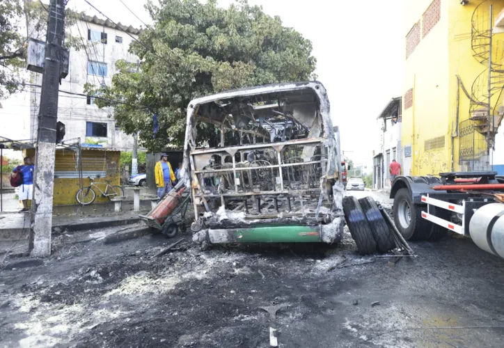 Ônibus incendiado nesta manhã, no bairro de Sussuarana Velha.