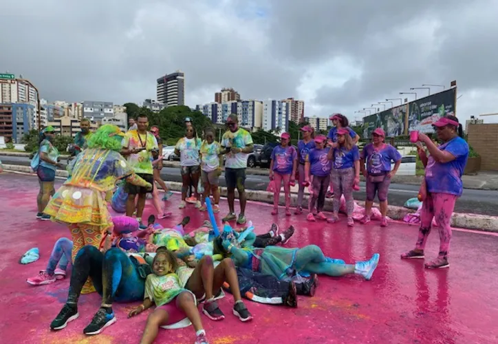 Os voluntários fizeram a festa dos competidores, espalhando o pó colorido