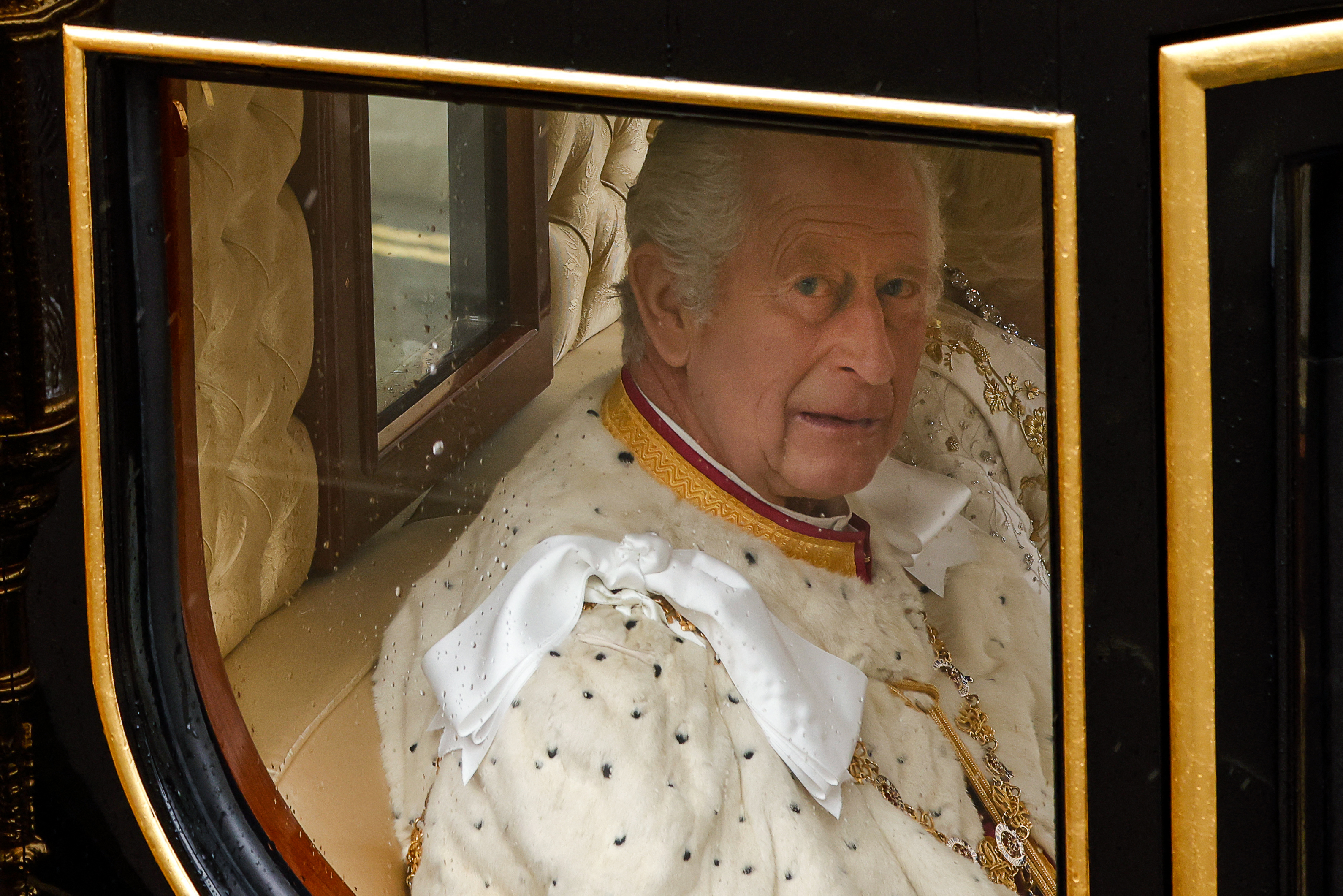 Charles III e Camilla entraram de maneira solene, vestidos com as capas cerimoniais, no templo para a coroação