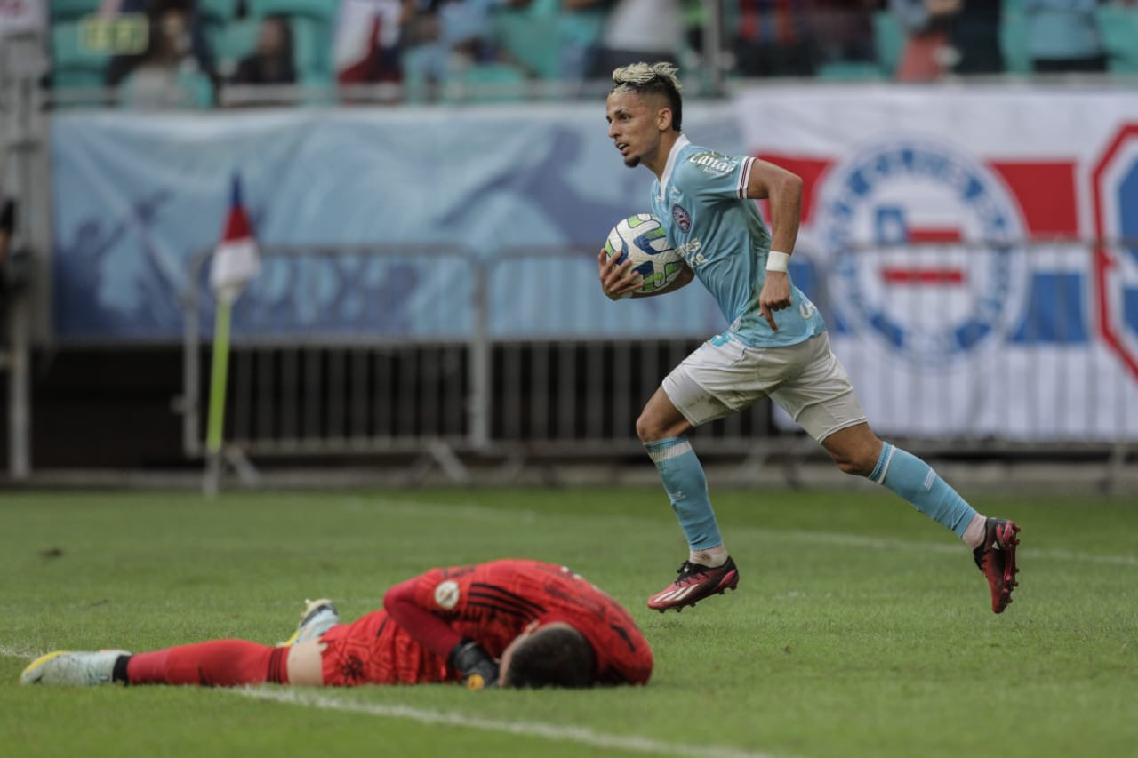 Imagem ilustrativa da imagem Bahia lota Fonte, reclama de arbitragem, mas perde para o Flamengo