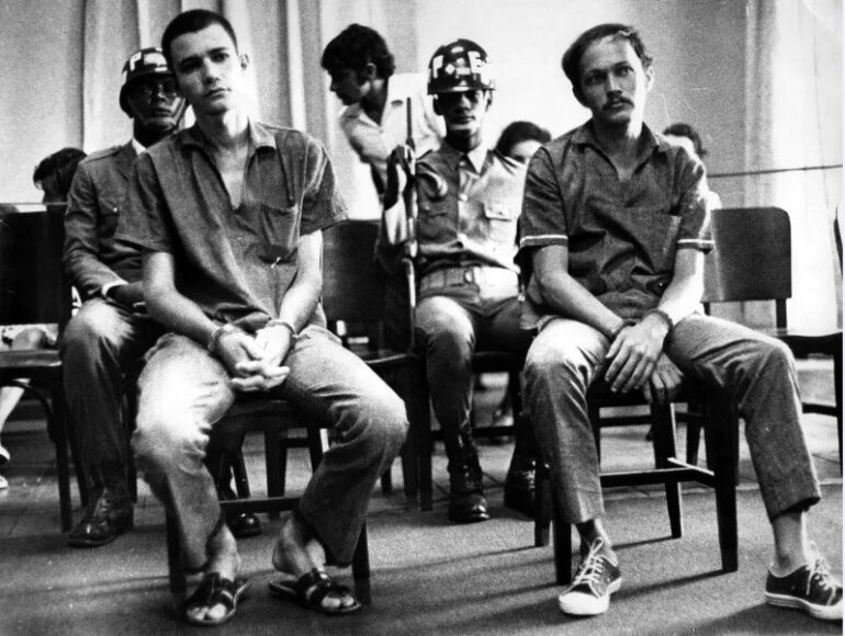 Theodomiro Romeiro (esquerda) e Paulo Pontes durante julgamento em 1971