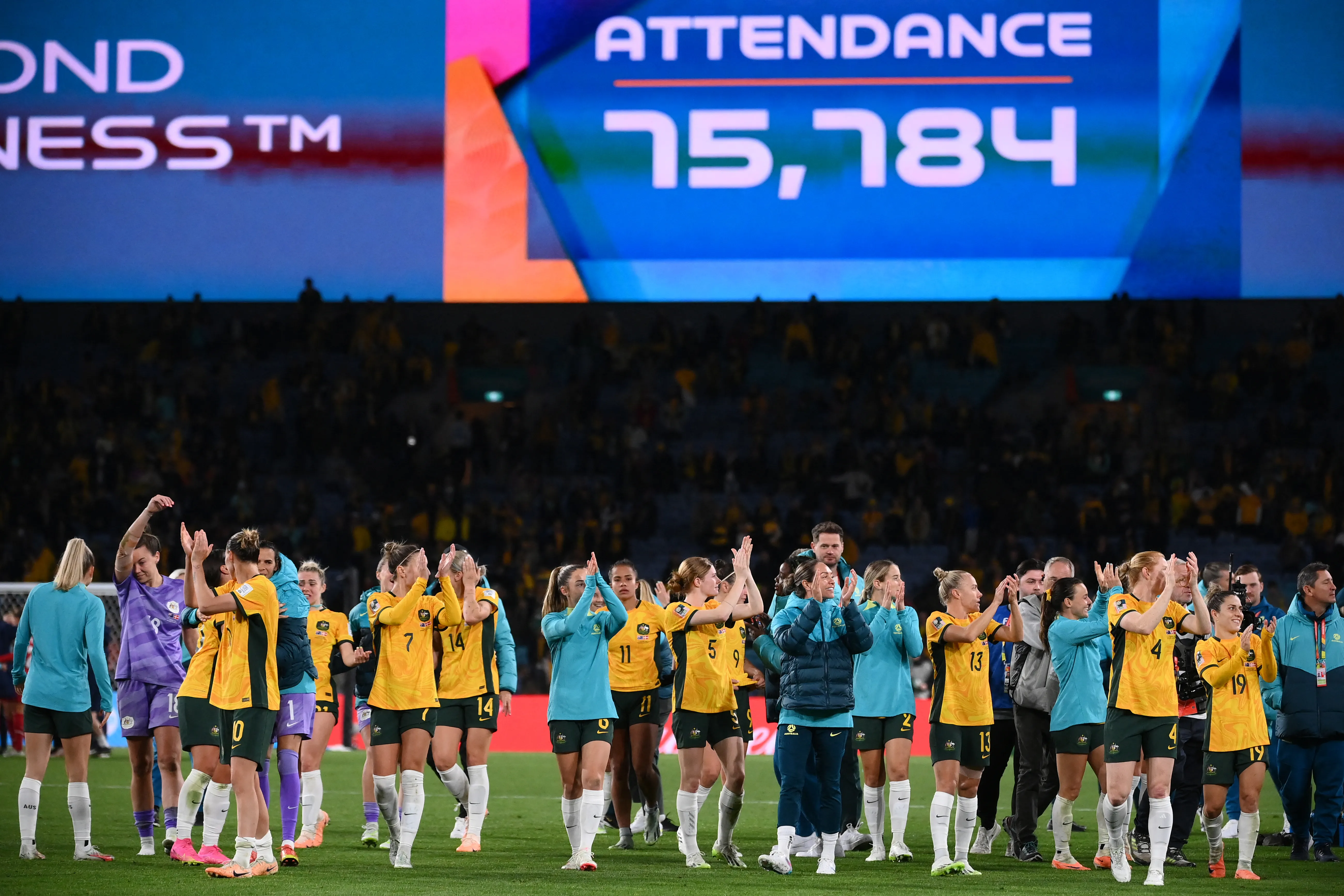 Austrália celebra vitória diante de 75 mil pessoas
