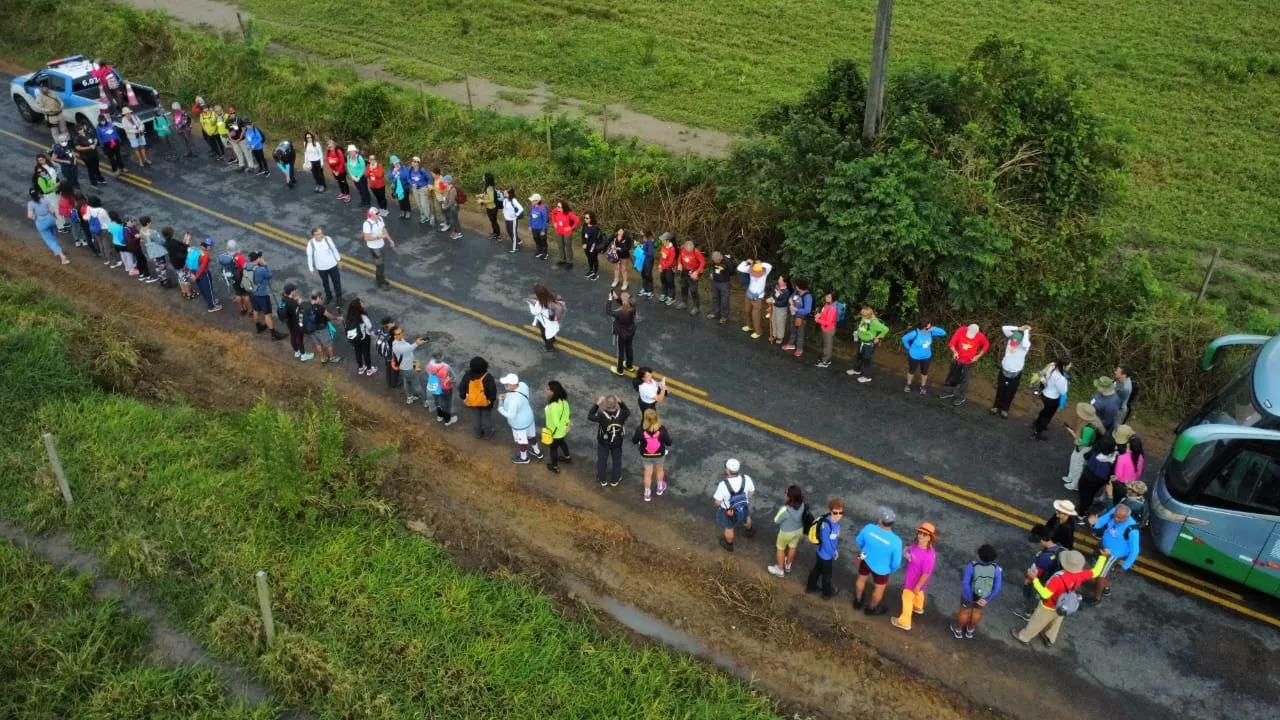 Os peregrinos numa corrente de orações antes do início do Caminho de Santiago do Iguape
