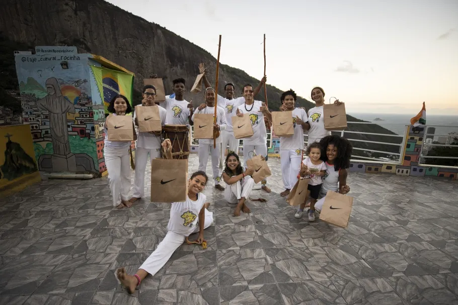 Imagem ilustrativa da imagem Pia Sundhage visita projetos sociais na Rocinha
