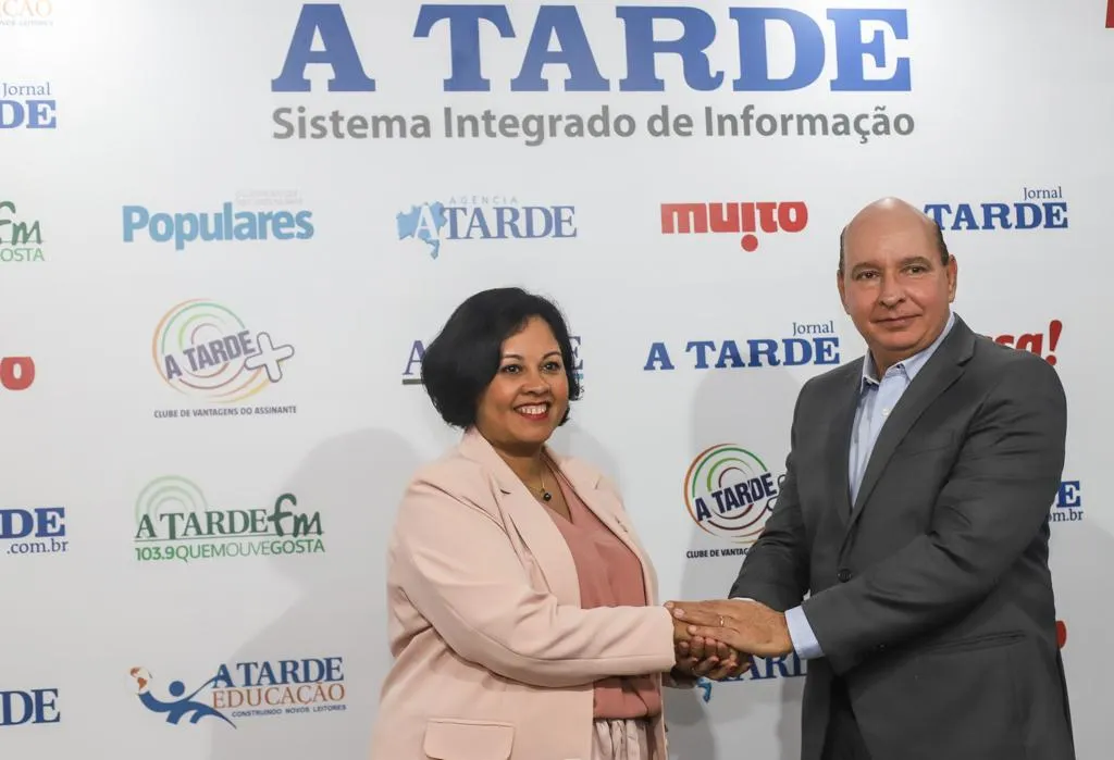 Reitora da Universidade do Estado da Bahia (Uneb), Adriana Marmori, e Luciano Neves, diretor de relações institucionais do grupo A TARDE