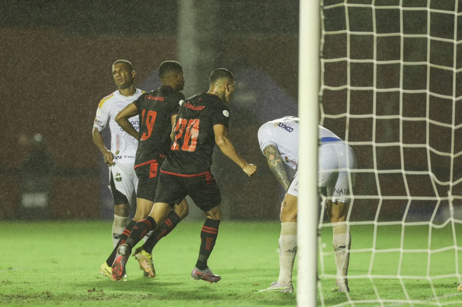 Giovanni Augusto comemora segundo gol do Vitória