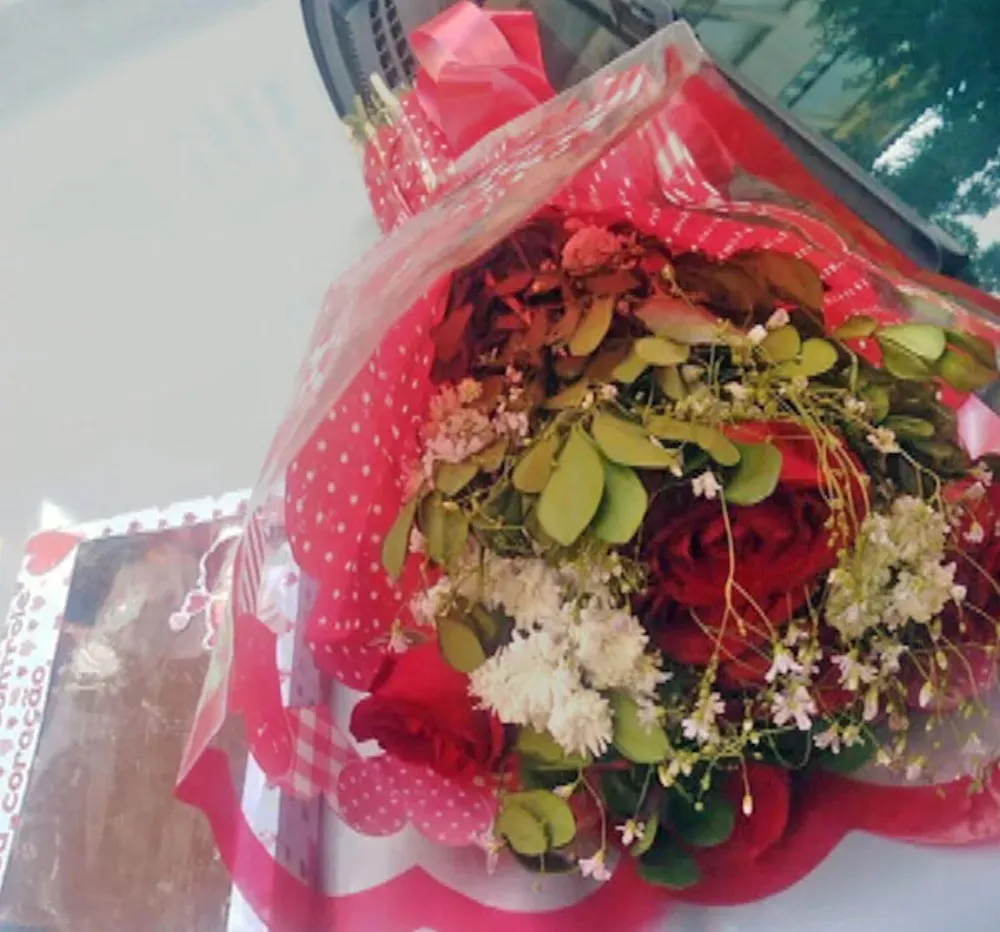 Chocolate e buquê de flores recebidos pela vítima