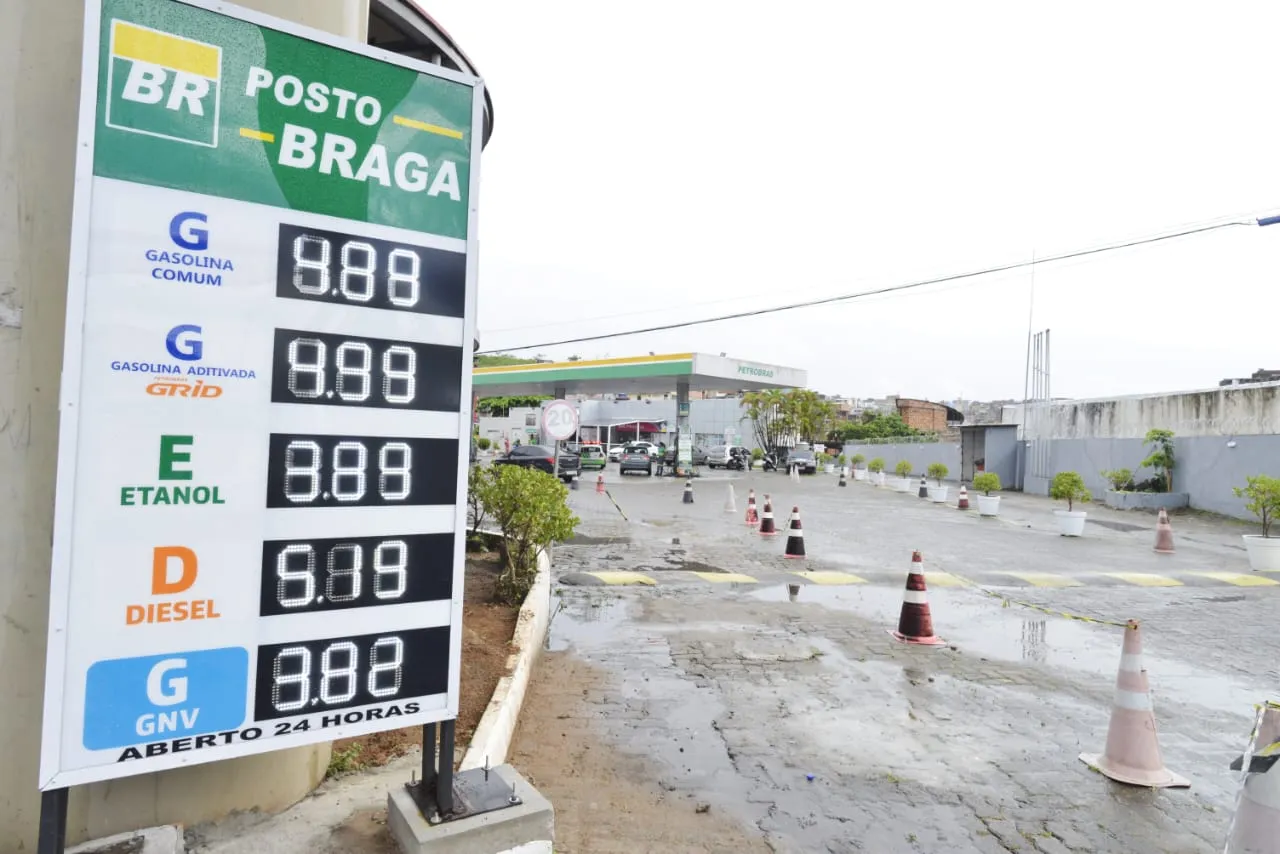 Posto Braga, em Pernambués. ainda não reajustou preço e consumidor paga R$ 4,89 pelo litro da gasolina