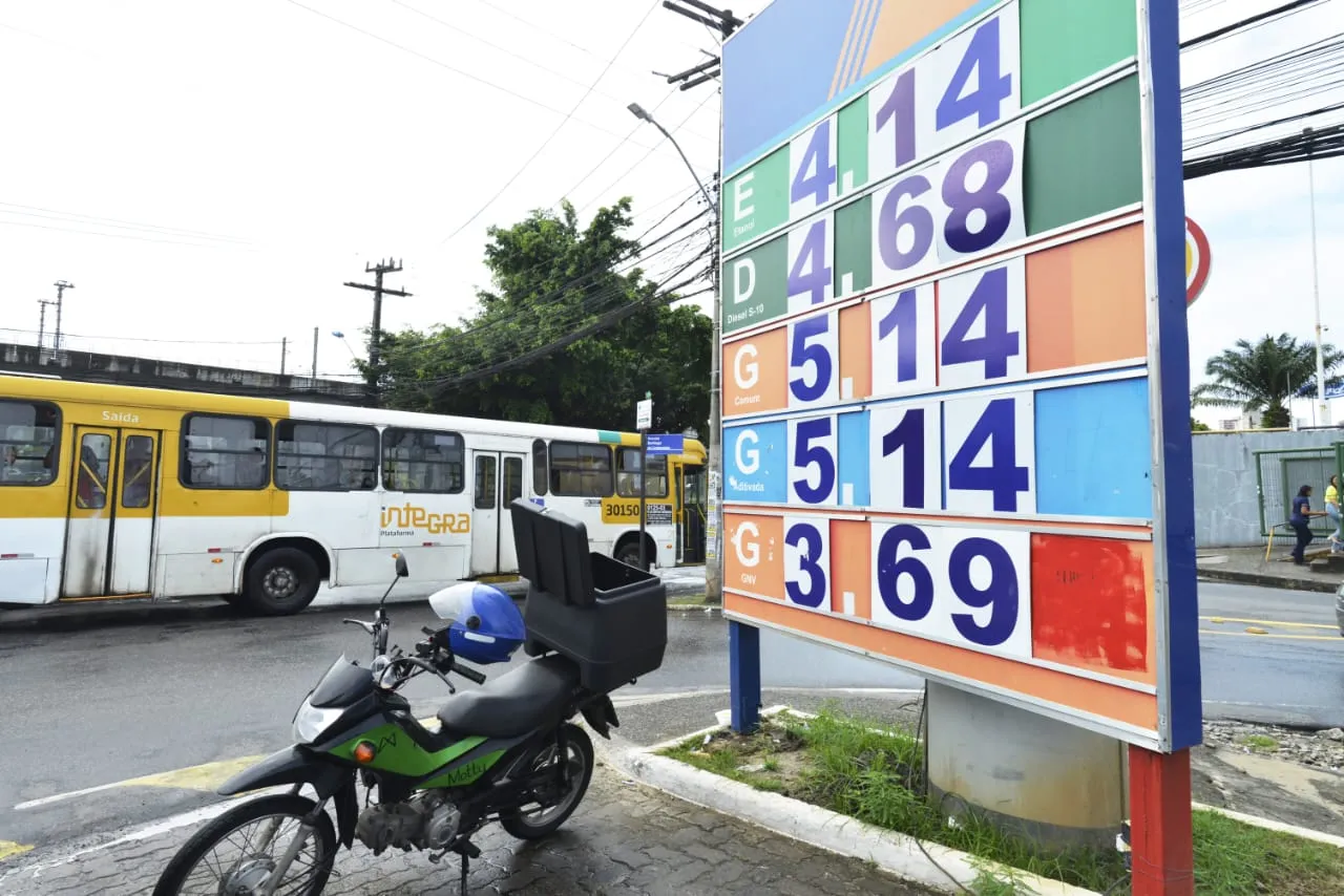 Imagem ilustrativa da imagem Gasolina fica cerca de 5% mais cara em Salvador a partir desta quinta