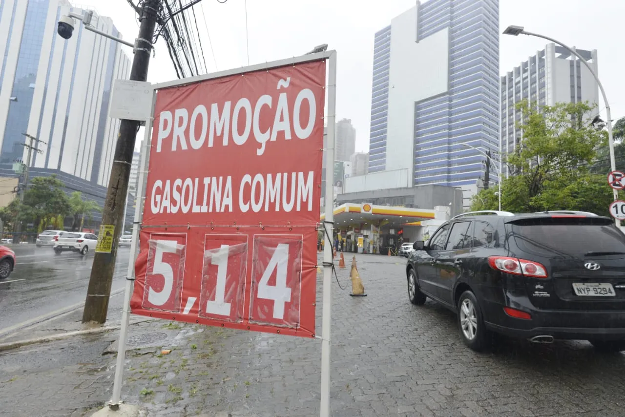 Imagem ilustrativa da imagem Gasolina fica cerca de 5% mais cara em Salvador a partir desta quinta