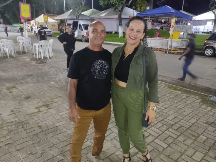 Roberto Adriano e Rainey França, 46, estão juntos há 25 anos e já viveram várias festas de São João juntos