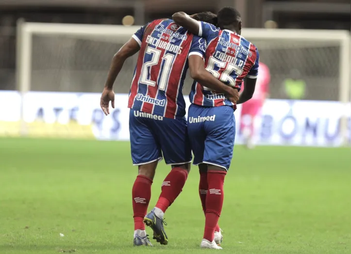 Mingotti comemora gol do Bahia ao lado de Ryan