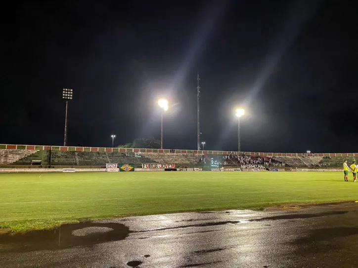 Reatores de uma torre de iluminação do Joia da Princesa queimaram por conta da chuva em Feira de Santana