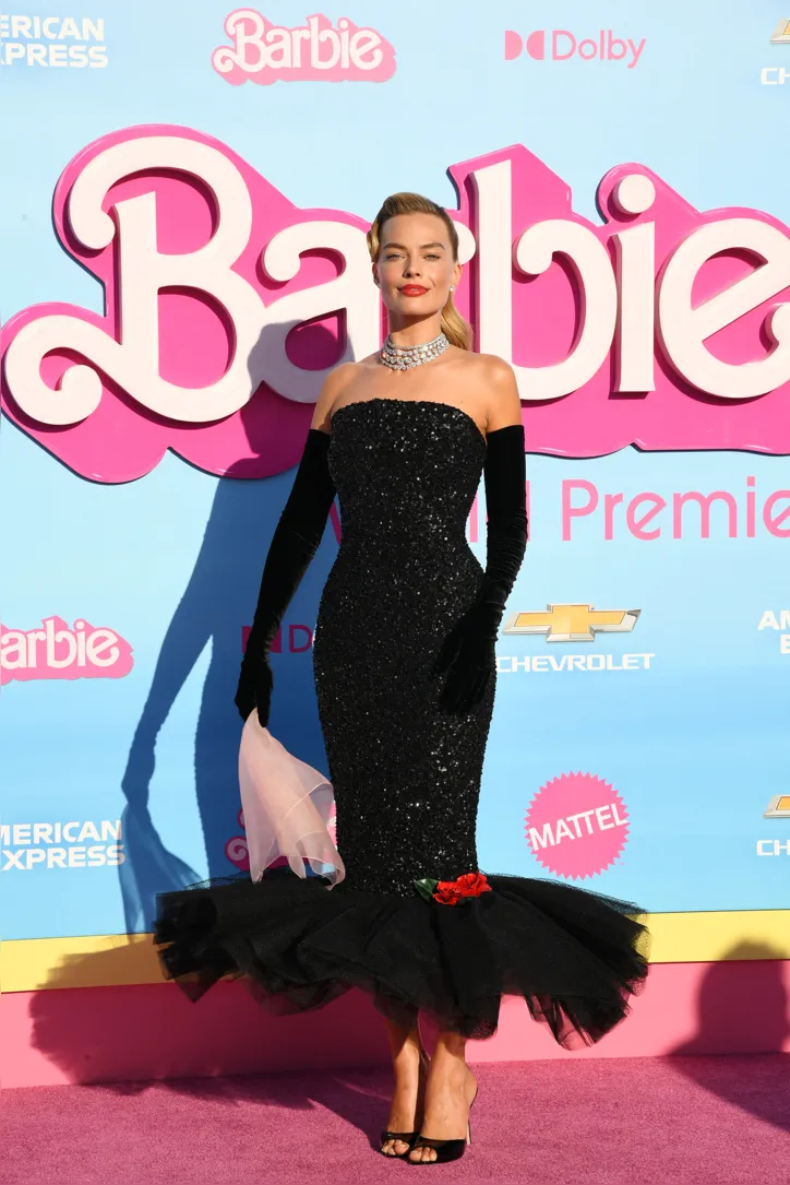 Margot Robbie brilhou com vestido preto inspirado em Barbie lançada na década de 60