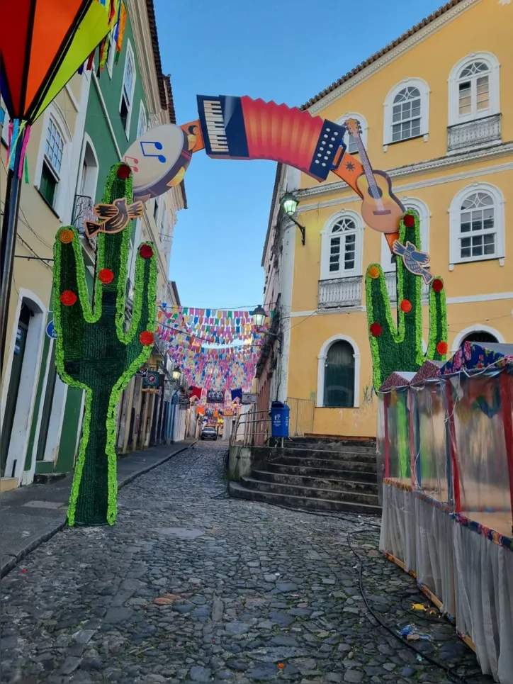 Imagem ilustrativa da imagem Bonecos, bandeiras e balões enfeitam Centro Histórico para o São João