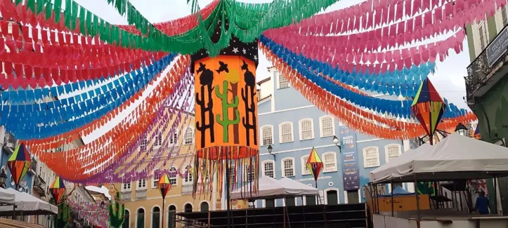 Imagem ilustrativa da imagem Bonecos, bandeiras e balões enfeitam Centro Histórico para o São João