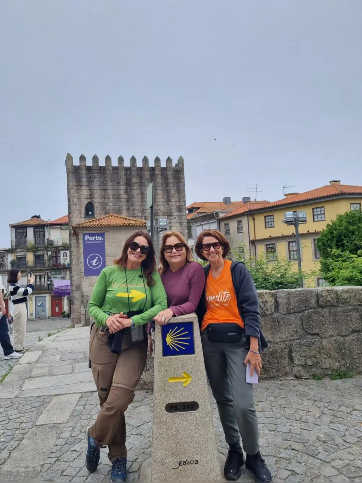 As peregrinas, Rosalice, Débora e Verônica começando o desafio de Santiago de Compostela