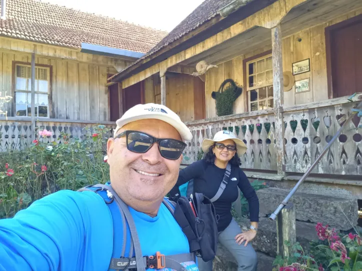 O casal enfrenta as trilhas do Caminho de Caravaggio, no Rio Grande do Sul